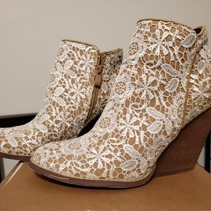 Very volitile Tan lace covered booties size 9
